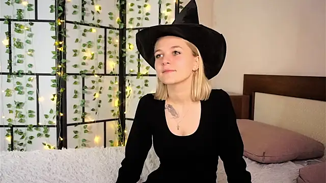 KelleDomin online show from October 18, 7:27 pm