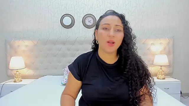 VaniaRose online show from October 12, 1:45 pm