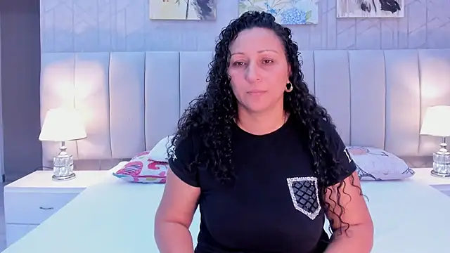 VaniaRose online show from December 1, 1:45 pm