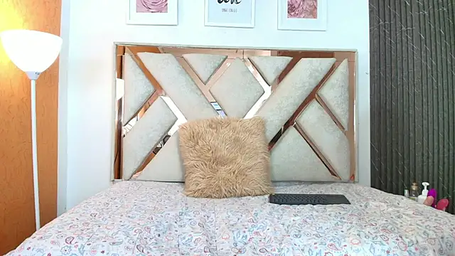 Lia Roseh online show from December 3, 7:57 pm