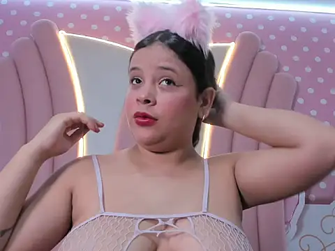 Snapshot of SofiaaBigBoobs chatting on November 6, 12:20 pm SofiaaBigBoobs online show from November 6, 12:20 pm