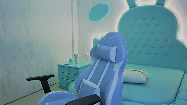 Mia Cuttee online show from October 30, 3:27 am