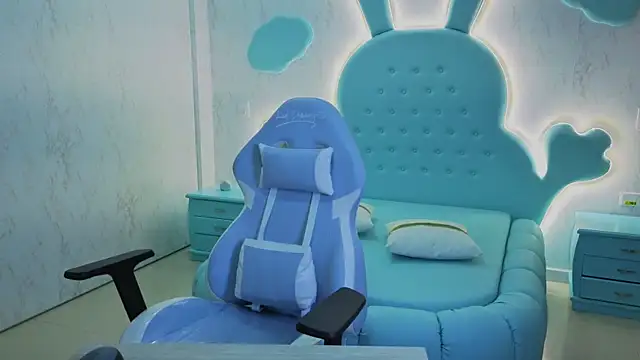 Mia Cuttee online show from October 20, 3:30 am