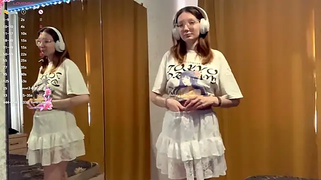 KrystinFunches online show from October 1, 9:36 am