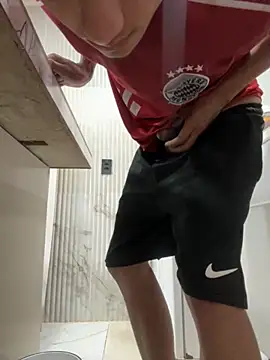 Snapshot of henrique61 chatting on January 6, 8:02 pm henrique61 online show from January 6, 8:02 pm