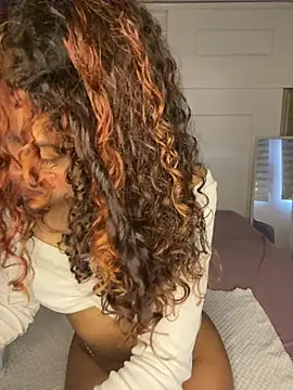 PrettyLia online show from November 8, 4:10 pm