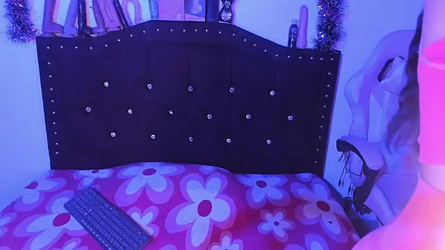 Snapshot of kitty__chs chatting on February 6, 1:29 pm kitty chs online show from February 6, 1:29 pm