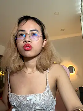 Snapshot of EllieYoon chatting on November 27, 5:19 am EllieYoon online show from November 27, 5:19 am