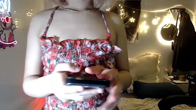 Snapshot of EllieYoon chatting on October 3, 4:36 am EllieYoon online show from October 3, 4:36 am