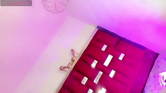 roxanawillts online show from March 25, 10:30 pm