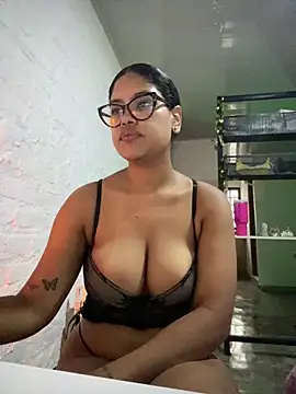 miiabrown18 online show from April 13, 1:15 pm