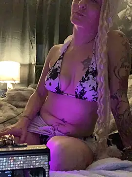 Snapshot of blondebarbiebae chatting on May 25, 11:36 pm blondebarbiebae online show from May 25, 11:36 pm
