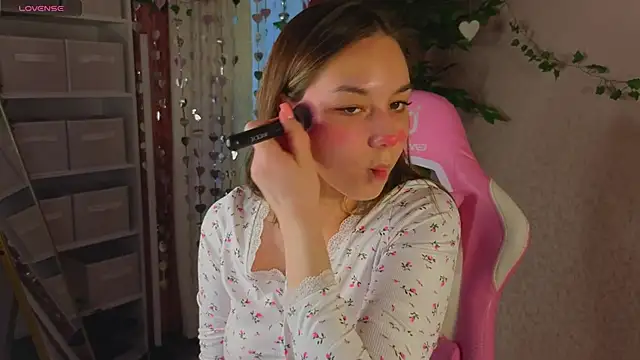 Al1ice Moures online show from February 5, 9:27 am