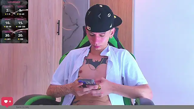 Snapshot of Skinny_batman chatting on October 14, 2:12 am Skinny batman online show from October 14, 2:12 am