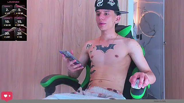 Snapshot of Skinny_batman chatting on September 26, 3:19 pm Skinny batman online show from September 26, 3:19 pm