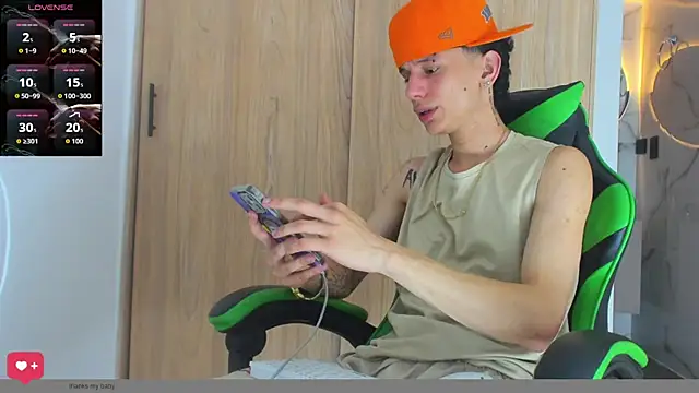 Snapshot of Skinny_batman chatting on September 27, 1:39 pm Skinny batman online show from September 27, 1:39 pm