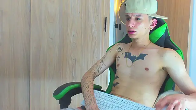Snapshot of Skinny_batman chatting on October 15, 7:16 am Skinny batman online show from October 15, 7:16 am