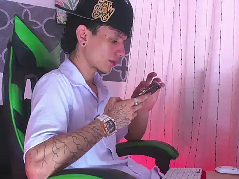 Skinny batman online show from December 4, 9:36 pm