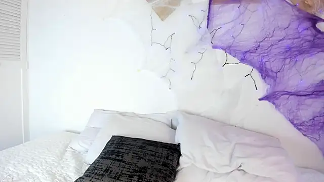 Snapshot of CharlottePetitte chatting on October 30, 8:06 pm CharlottePetitte online show from October 30, 8:06 pm