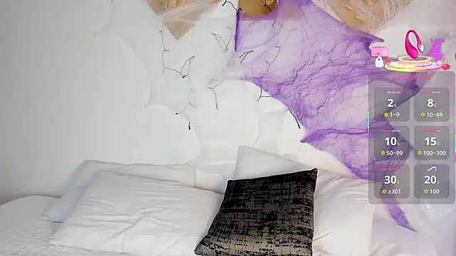 Snapshot of CharlottePetitte chatting on October 28, 8:08 pm CharlottePetitte online show from October 28, 8:08 pm