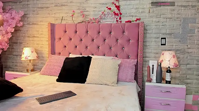 NaiaWhisper online show from February 22, 1:02 pm