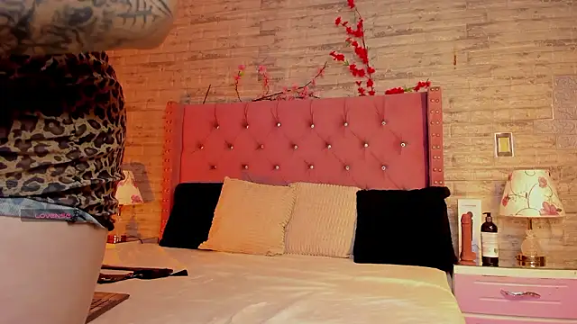 NaiaWhisper online show from February 26, 1:00 pm