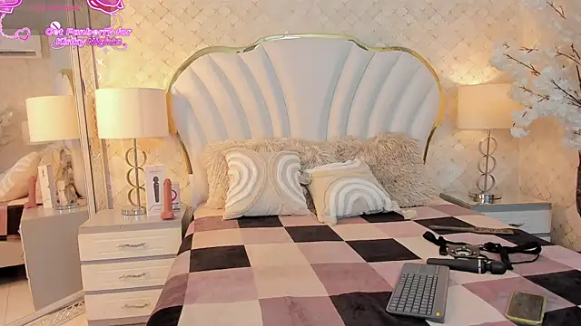 NaiaWhisper online show from December 21, 4:25 am