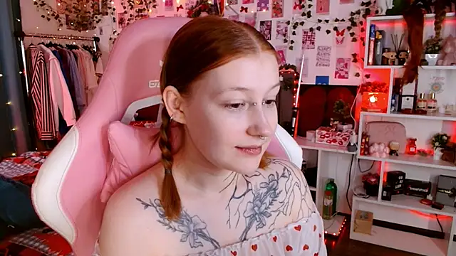 Snapshot of Ayla_Hicks chatting on December 16, 8:35 pm Ayla Hicks online show from December 16, 8:35 pm