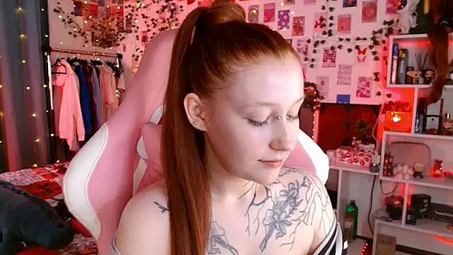 Snapshot of Ayla_Hicks chatting on December 17, 8:14 pm Ayla Hicks online show from December 17, 8:14 pm