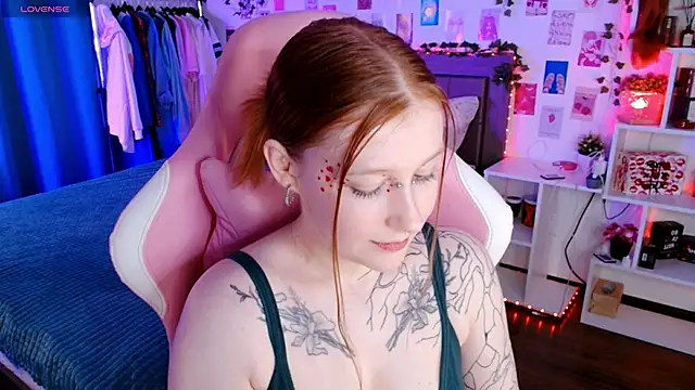 Snapshot of Ayla_Hicks chatting on November 12, 6:45 pm Ayla Hicks online show from November 12, 6:45 pm