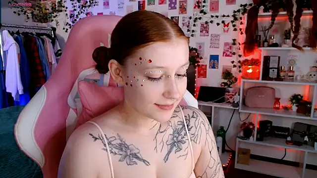 Snapshot of Ayla_Hicks chatting on November 20, 7:03 pm Ayla Hicks online show from November 20, 7:03 pm