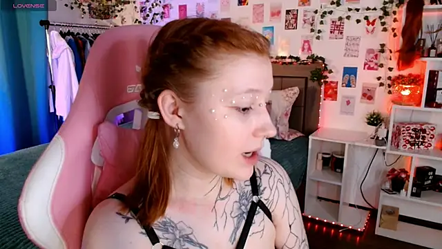 Snapshot of Ayla_Hicks chatting on November 15, 10:47 pm Ayla Hicks online show from November 15, 10:47 pm