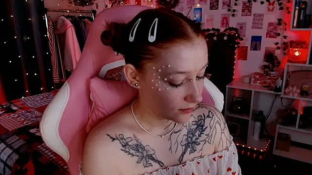 Snapshot of Ayla_Hicks chatting on December 1, 8:42 pm Ayla Hicks online show from December 1, 8:42 pm