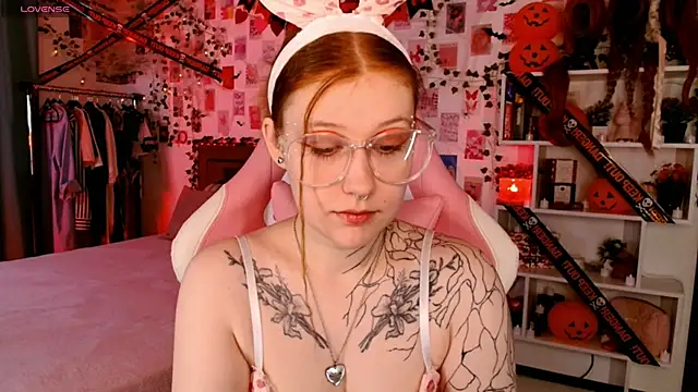 Snapshot of Ayla_Hicks chatting on November 2, 4:28 am Ayla Hicks online show from November 2, 4:28 am