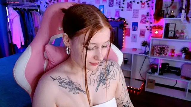 Snapshot of Ayla_Hicks chatting on November 11, 6:58 pm Ayla Hicks online show from November 11, 6:58 pm