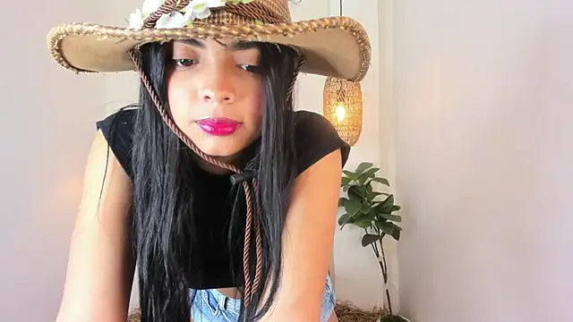 Snapshot of lyra_neeson chatting on October 12, 1:01 pm lyra neeson online show from October 12, 1:01 pm