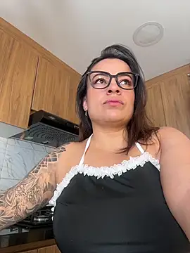 Snapshot of liz_and_thiago chatting on May 15, 1:53 pm liz and thiago online show from May 15, 1:53 pm