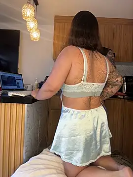 liz and thiago online show from April 16, 3:35 pm