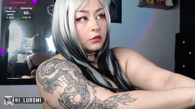 Snapshot of Iluromi chatting on May 15, 2:59 pm Iluromi online show from May 15, 2:59 pm