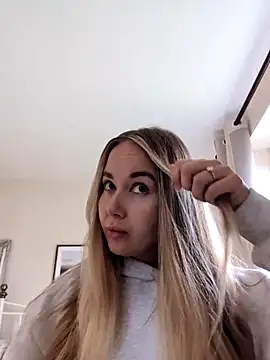 Snapshot of BarbieDolly_x chatting on October 30, 2:04 pm BarbieDolly x online show from October 30, 2:04 pm