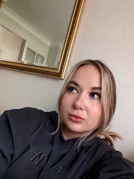 Snapshot of BarbieDolly_x chatting on October 13, 3:13 pm BarbieDolly x online show from October 13, 3:13 pm