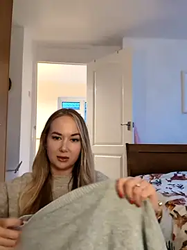 Snapshot of BarbieDolly_x chatting on December 1, 3:02 pm BarbieDolly x online show from December 1, 3:02 pm