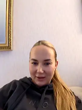 Snapshot of BarbieDolly_x chatting on November 14, 4:10 pm BarbieDolly x online show from November 14, 4:10 pm