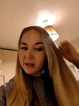 Snapshot of BarbieDolly_x chatting on November 4, 4:55 pm BarbieDolly x online show from November 4, 4:55 pm