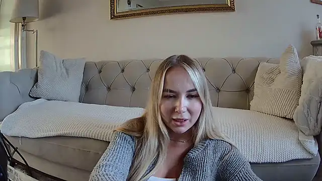 Snapshot of BarbieDolly_x chatting on October 6, 4:41 pm BarbieDolly x online show from October 6, 4:41 pm