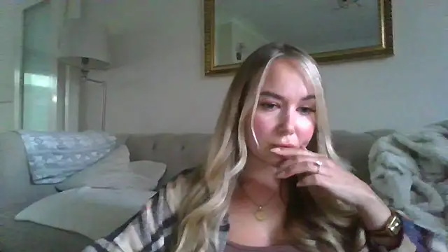 Snapshot of BarbieDolly_x chatting on September 23, 5:42 pm BarbieDolly x online show from September 23, 5:42 pm