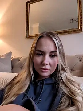 Snapshot of BarbieDolly_x chatting on October 15, 3:53 pm BarbieDolly x online show from October 15, 3:53 pm
