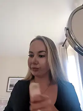 Snapshot of BarbieDolly_x chatting on September 24, 10:33 am BarbieDolly x online show from September 24, 10:33 am