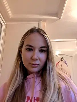 Snapshot of BarbieDolly_x chatting on October 26, 3:56 pm BarbieDolly x online show from October 26, 3:56 pm