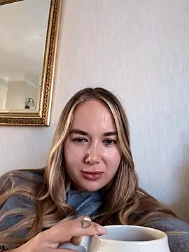 Snapshot of BarbieDolly_x chatting on October 9, 3:56 pm BarbieDolly x online show from October 9, 3:56 pm